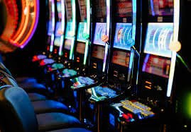 Người chơi trải nghiệm slot nổ hũ trên điện thoại di động tại Việt Nam